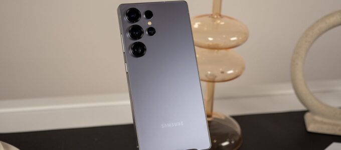 Samsung snižuje cenu Galaxy S25 Ultra o 700 $ a útočí na Apple