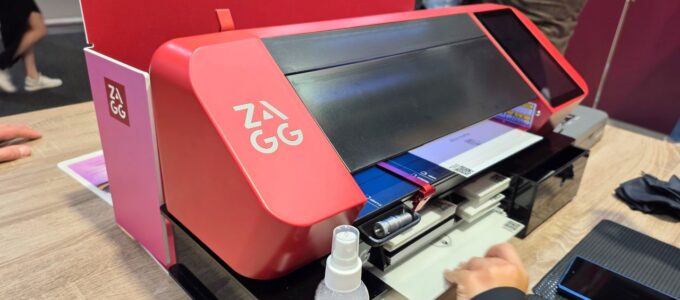 Zákaznické Zagg ochrany displeje na IFA 2025 jako káva