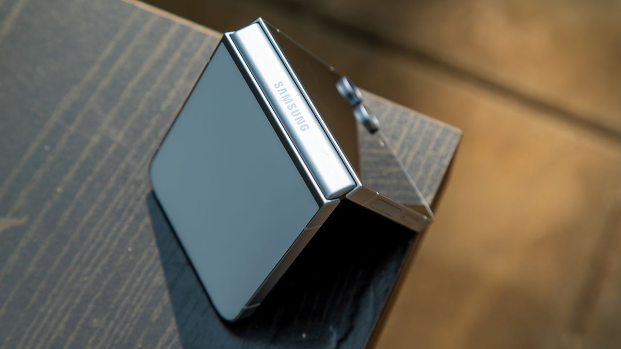 Získejte Galaxy Z Flip 6 slevou 600 $ místo Flip 7