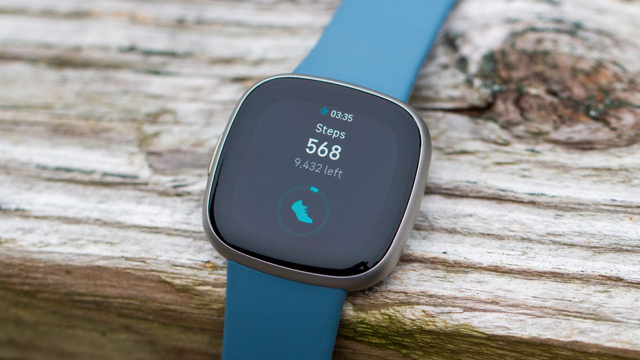 Fitbit Versa 4 se slevou 34 % na Amazon Prime Day!