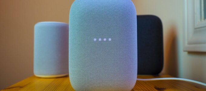 Nest reproduktory září barvami Gemini před AI revolucí