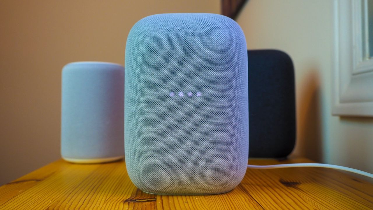 Nest reproduktory září barvami Gemini před AI revolucí
