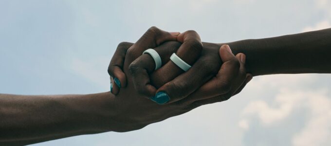 Oura představuje stylové keramické prsteny a nové pouzdro