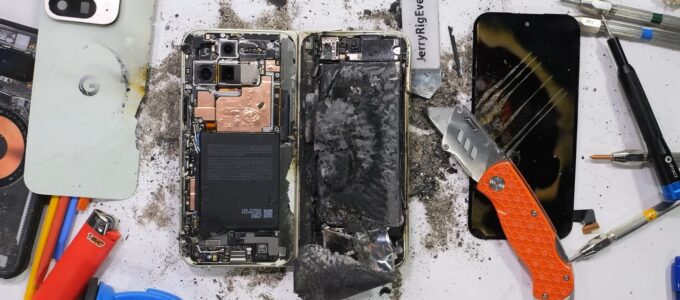 Proč telefonní baterie selhávají a explodují?