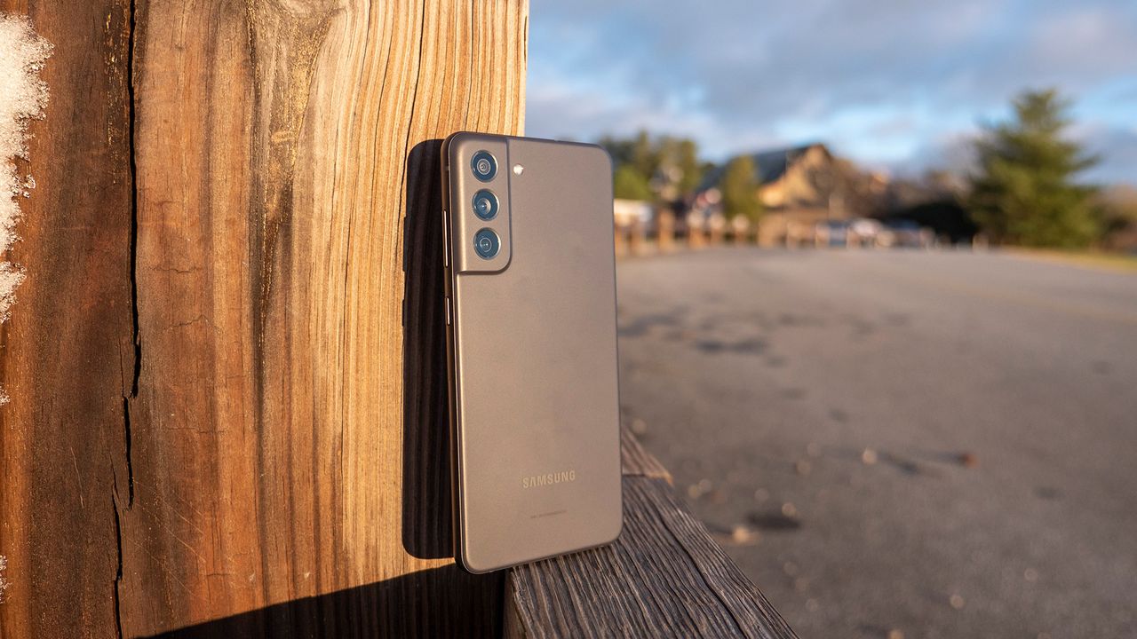 Samsung Galaxy S21 FE dostává poslední velkou aktualizaci Androidu