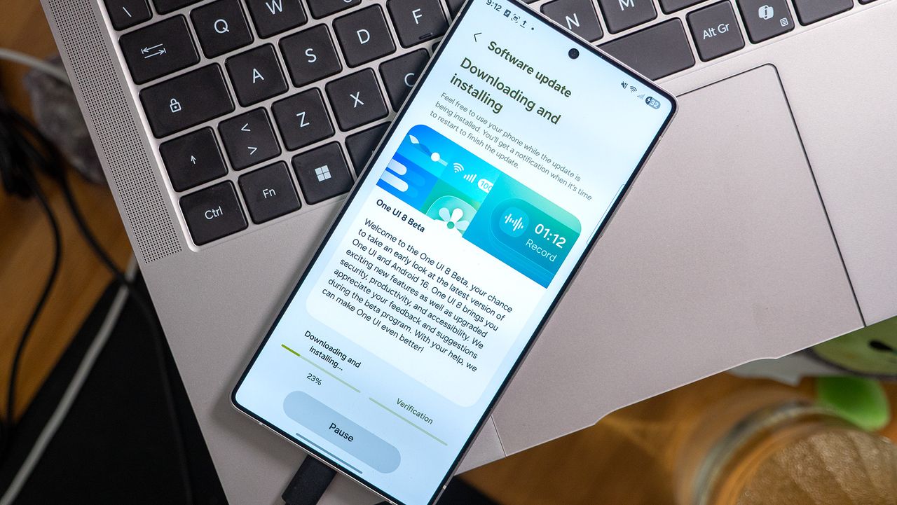 Samsung odkládá beta verzi One UI 8.5 kvůli změnám Galaxy S26