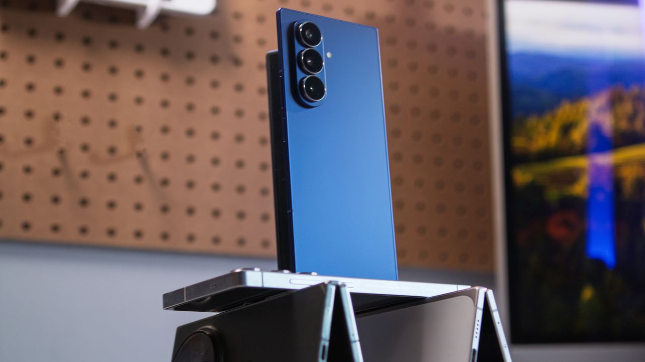 Samsung představuje skládací Trifold, ale zatím není k dostání