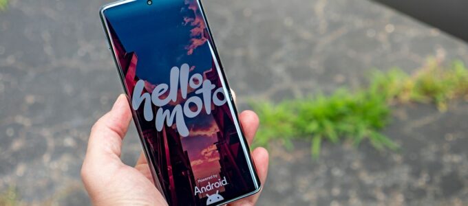 Sleva až $400 na loňský Motorola Edge v outletu Best Buy!