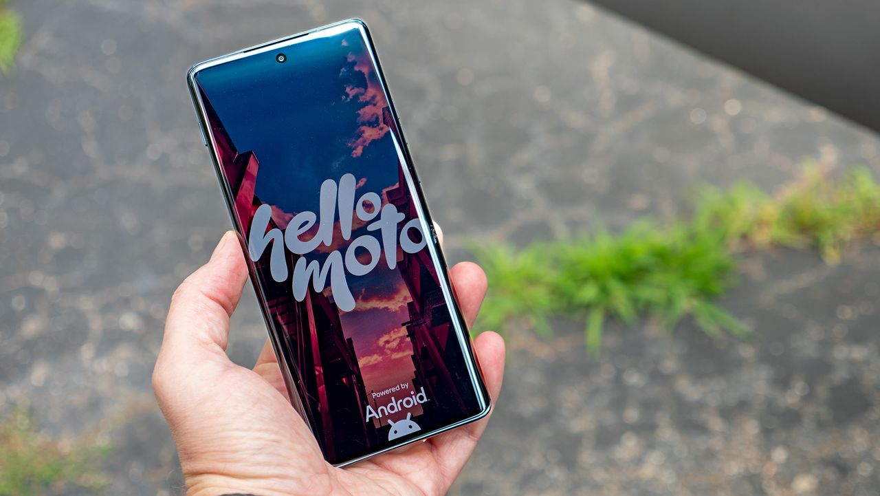 Sleva až $400 na loňský Motorola Edge v outletu Best Buy!